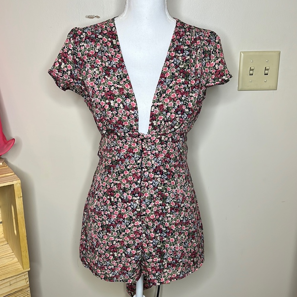 3/$25 Honey Punch Floral Romper Size small